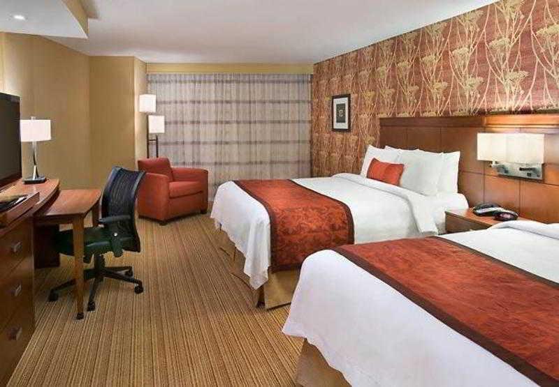 Courtyard By Marriott Calgary Airport Hotel Bagian luar foto