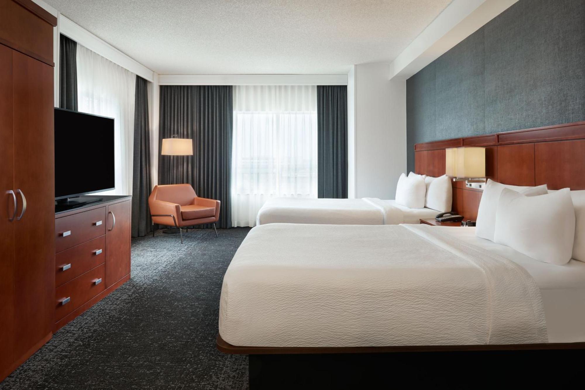Courtyard By Marriott Calgary Airport Hotel Bagian luar foto