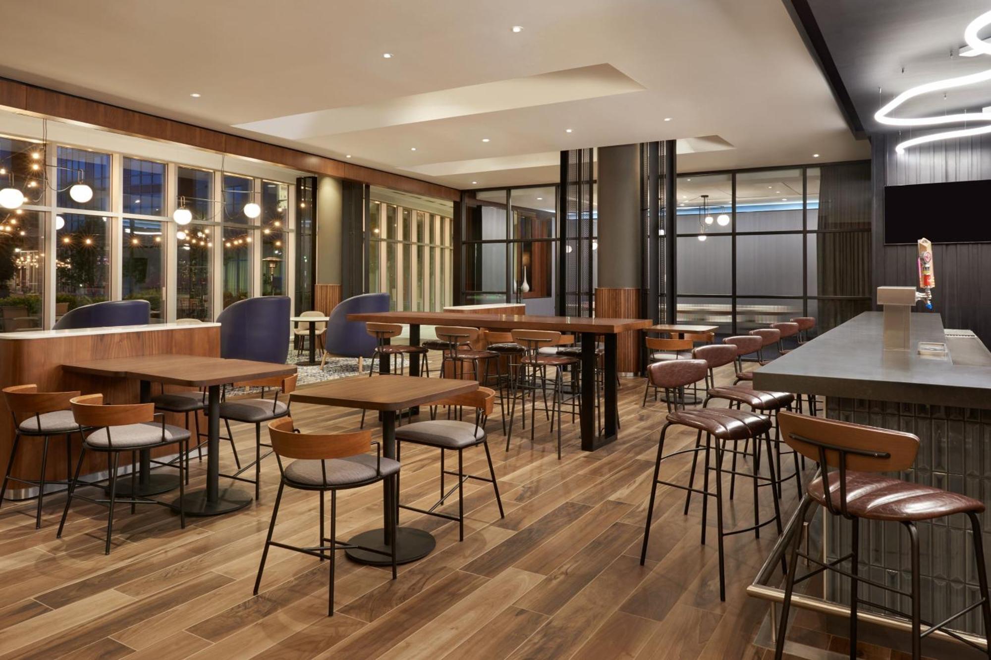 Courtyard By Marriott Calgary Airport Hotel Bagian luar foto