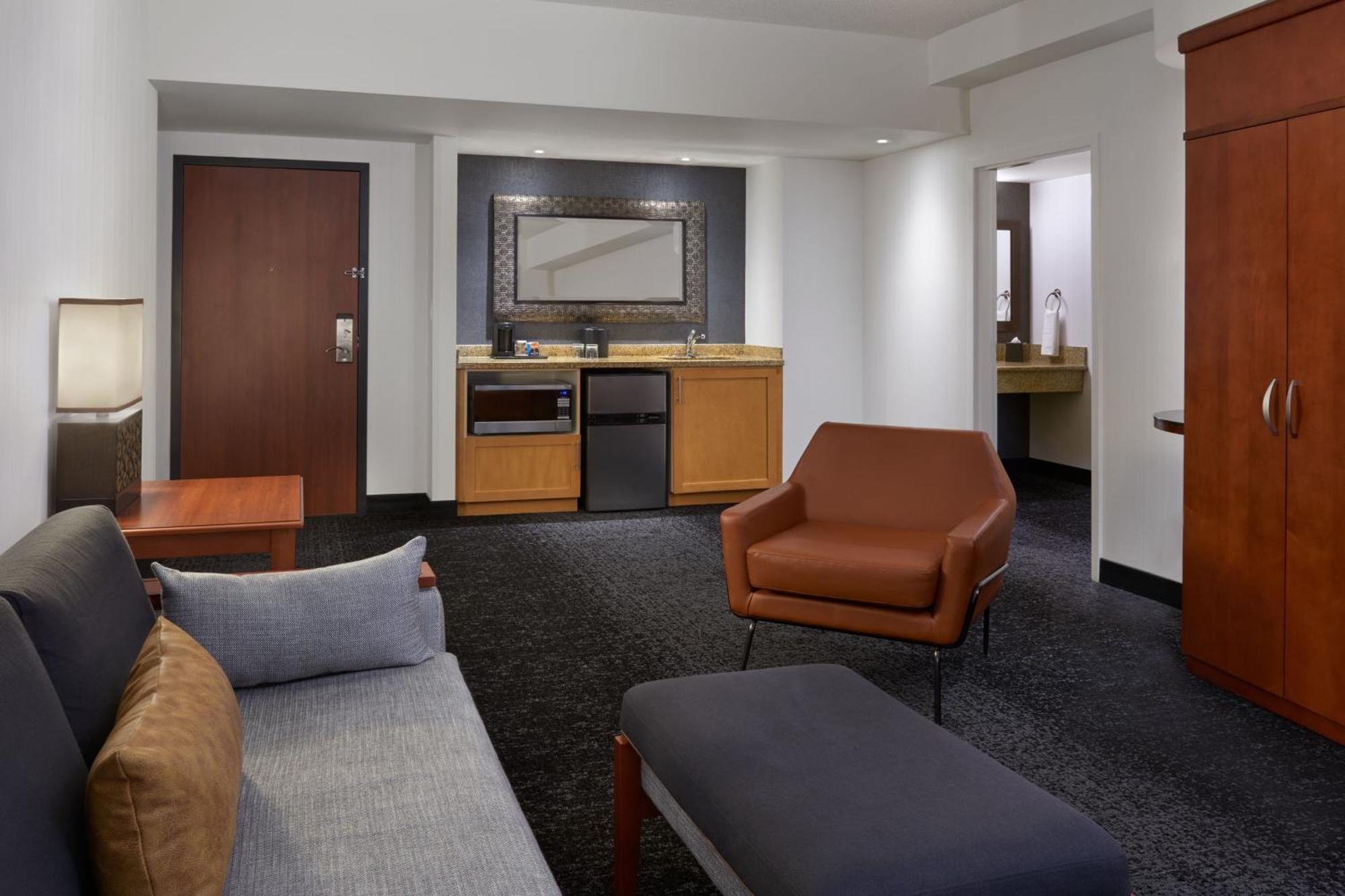 Courtyard By Marriott Calgary Airport Hotel Bagian luar foto