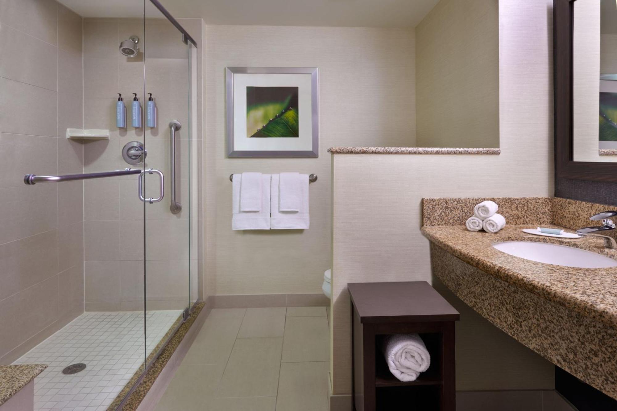 Courtyard By Marriott Calgary Airport Hotel Bagian luar foto
