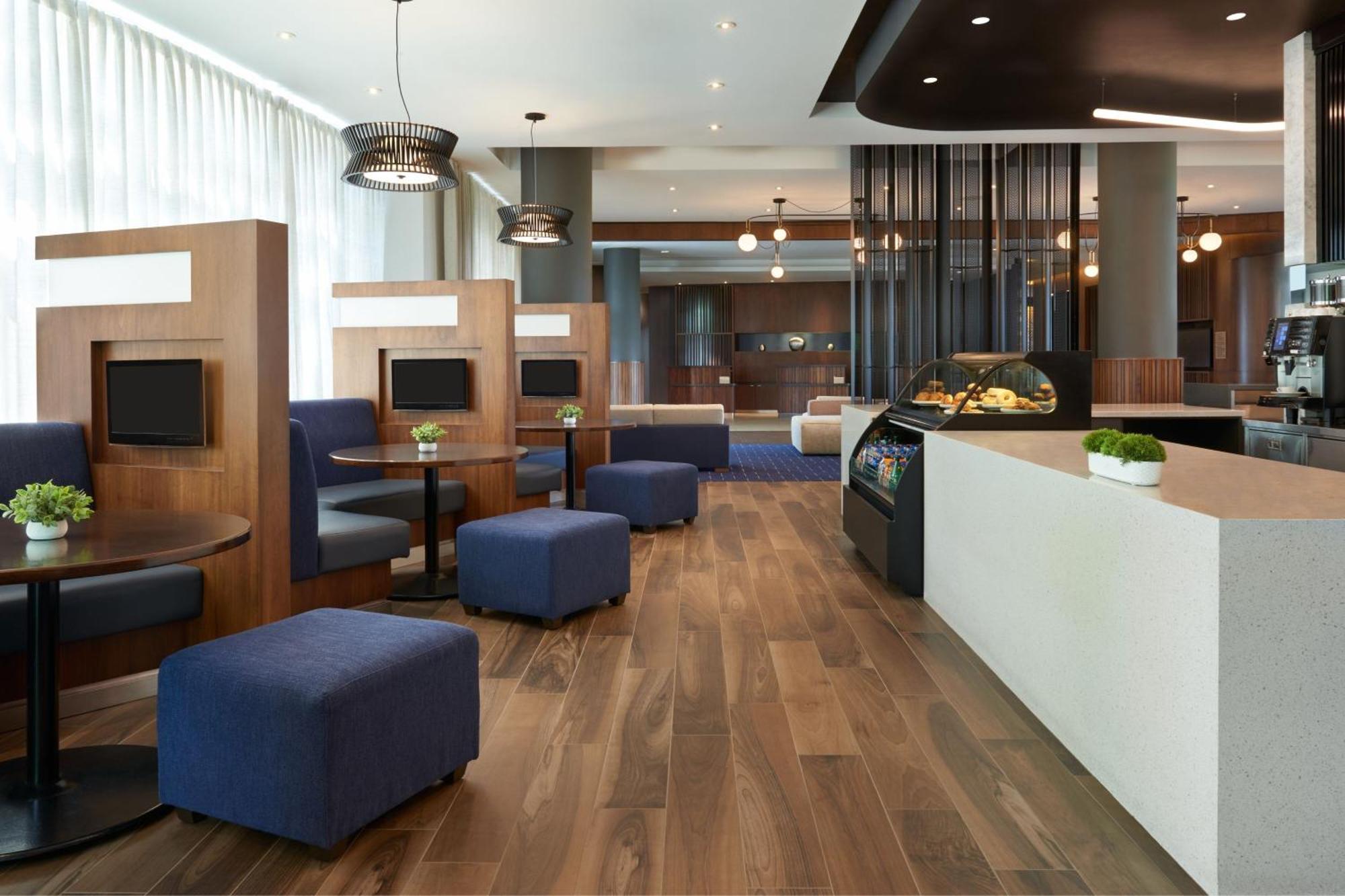 Courtyard By Marriott Calgary Airport Hotel Bagian luar foto