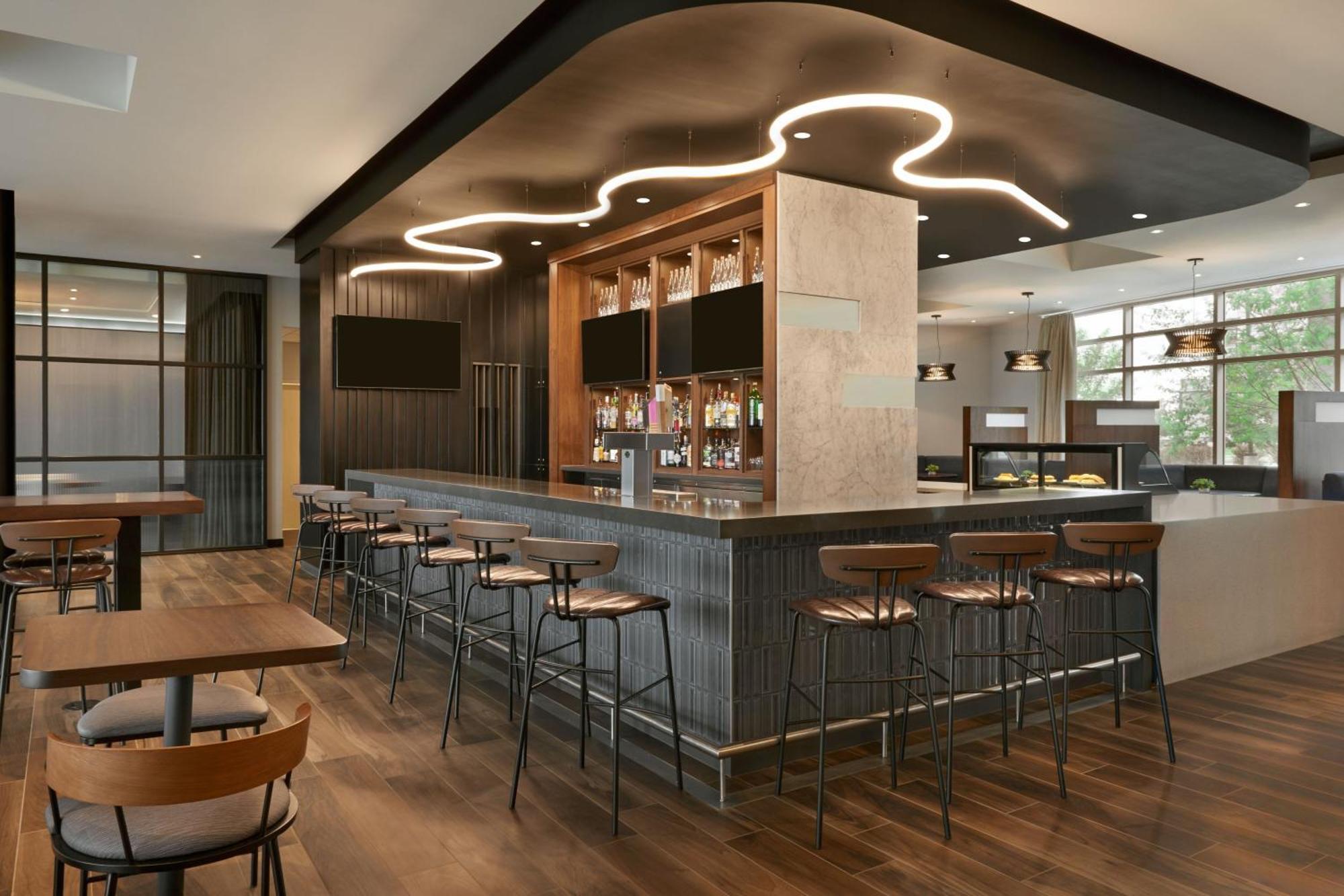 Courtyard By Marriott Calgary Airport Hotel Bagian luar foto