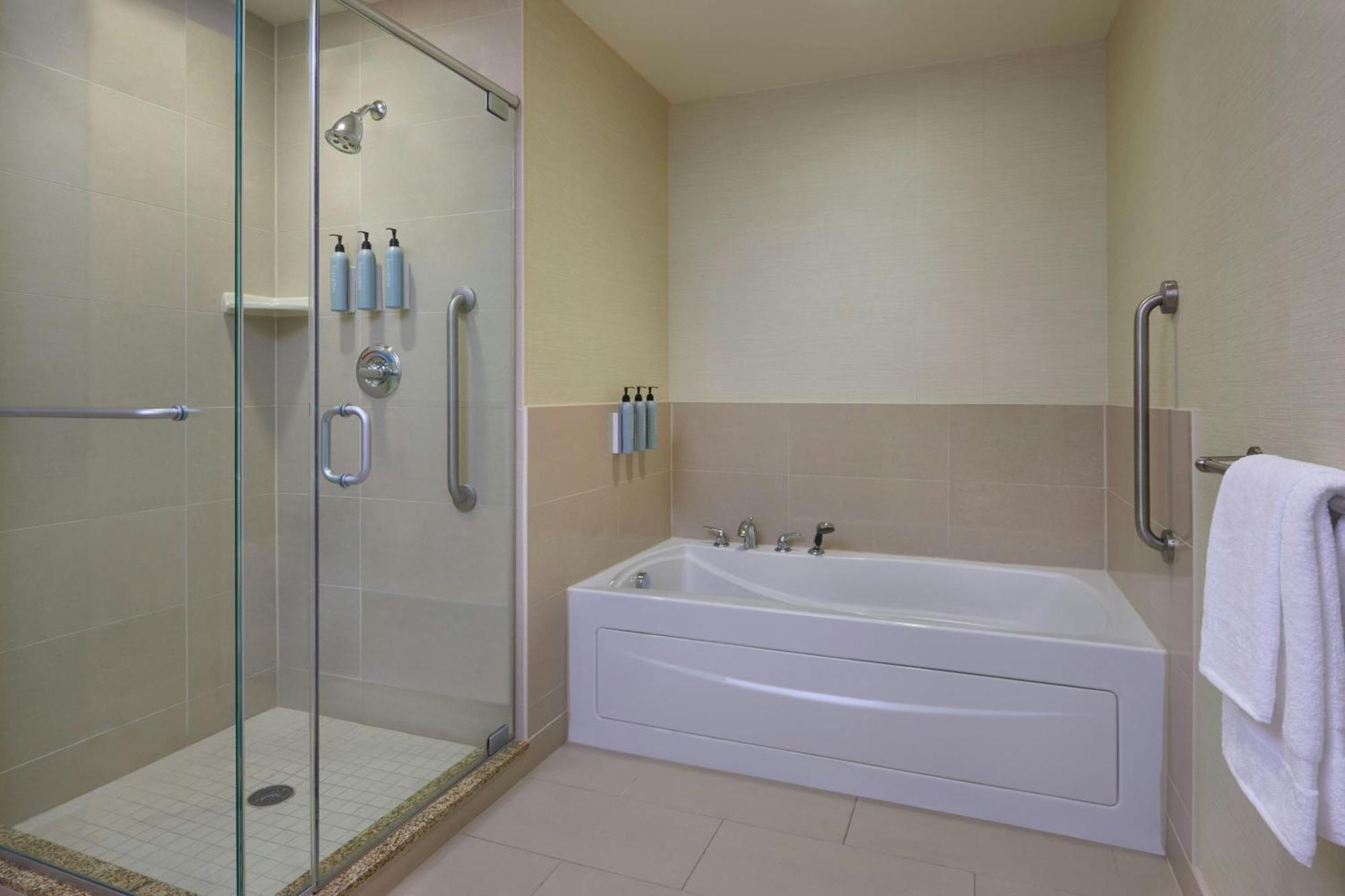Courtyard By Marriott Calgary Airport Hotel Bagian luar foto